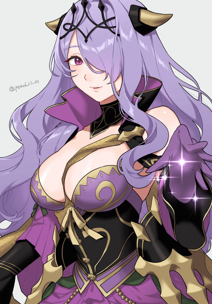 1girl 1girl 诱人盔甲 大胸 胸带 乳房 卡米拉_(alluring_darkness)_(fire_emblem) 卡米拉_(fire_emblem) 乳沟皇冠连衣裙 fake_horns fire_emblem fire_emblem_fates fire_emblem_heroes 褶边连衣裙 褶边手套 头发覆盖单眼 高清晰度角头饰 角 long_hairlooking_at_viewer 任天堂官方_备用_服装 peach11_01 紫色_连衣裙 紫色_眼睛 紫色_手套 紫色_头发 微笑头饰very_long_hair 波浪形_头发