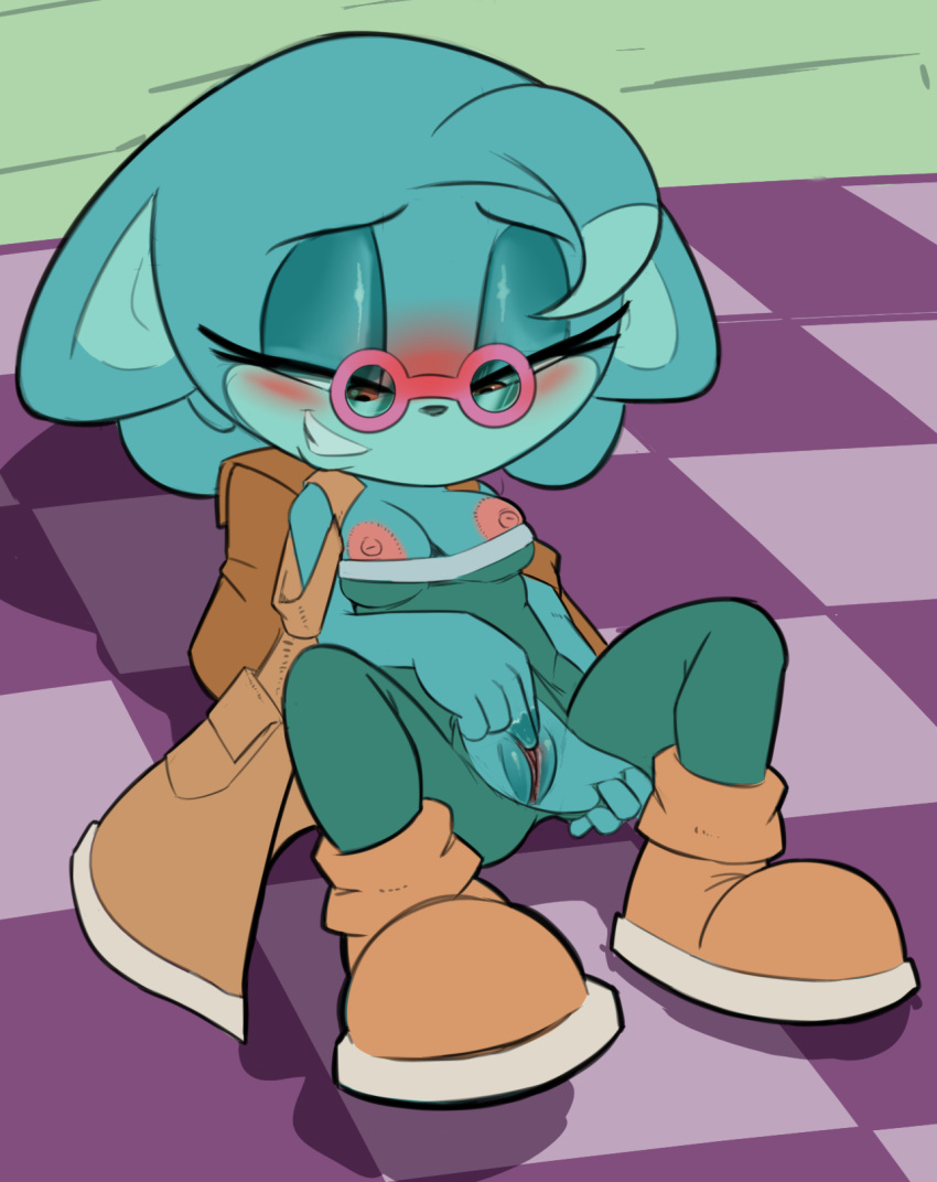 1girl archie_comics 背包腮红 乳房 穿衣服 耳朵_朝下 眼睛_大部分_闭合 女性_手淫 手指_阴部眼镜 兔形体腿_展开 向下看 手淫 乳头 on_back on_floor 橙色_眼睛 鼠兔 粉色_眼镜 粉红_乳头 猫 pussy_juice 遗物_the_pika 撕裂_衣服 摩擦_pussy saransaran sega_(阿奇) sonic_the_hedgehog_(系列) 青色_身体 青色_头发 牙齿 自上而下 湿_猫